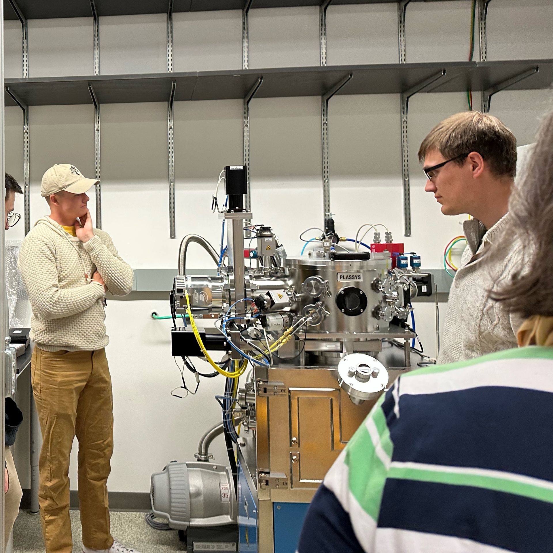 A visiting undergraduate on a lab tour viewing equipment in the laboratory of RQI co-lead Alicia Kollar